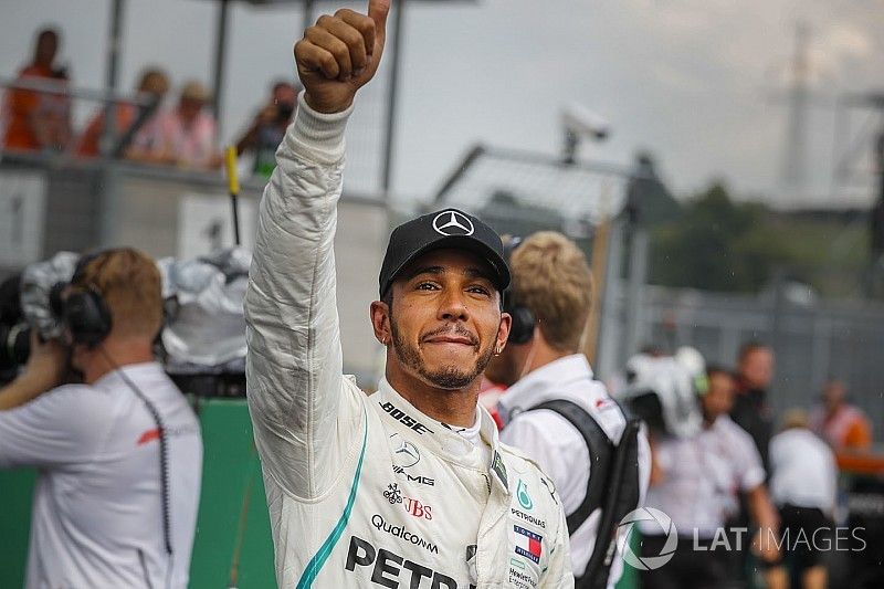 Ganador de la pole Lewis Hamilton, Mercedes-AMG F1 celebra en parc ferme