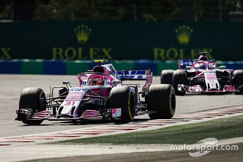 Esteban Ocon, Force India VJM11, y Sergio Perez, Force India VJM11