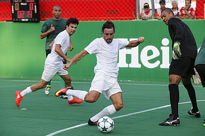 Magnussen paragona Alonso a Neymar: "Si lamenta molto alla radio, esagera un po' come il brasiliano"