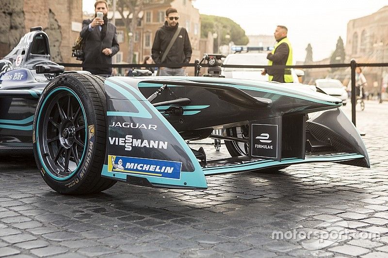 Coche de Jaguar Racing Fórmula E en exhibición en Roma