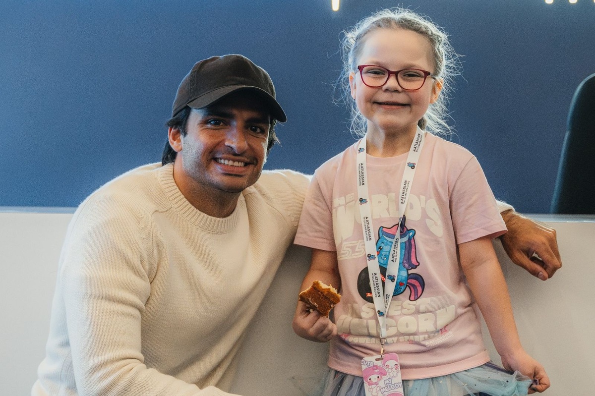 Vídeo: el emotivo encuentro de Sainz con la niña creadora de su unicornio de la suerte