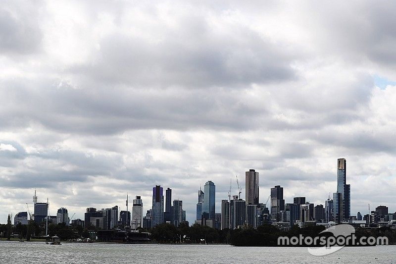 El horizonte de Melbourne detr&aacute;s del Albert Park Lake