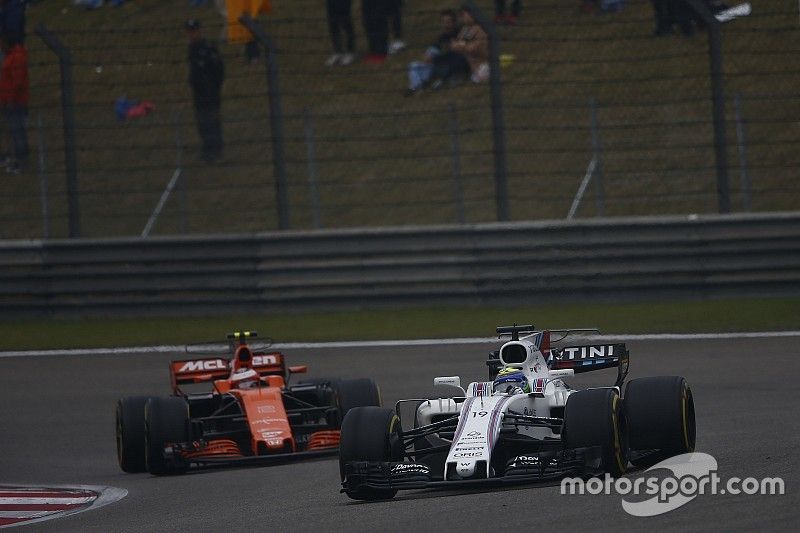 Felipe Massa, Williams FW40; Stoffel Vandoorne, McLaren MCL32