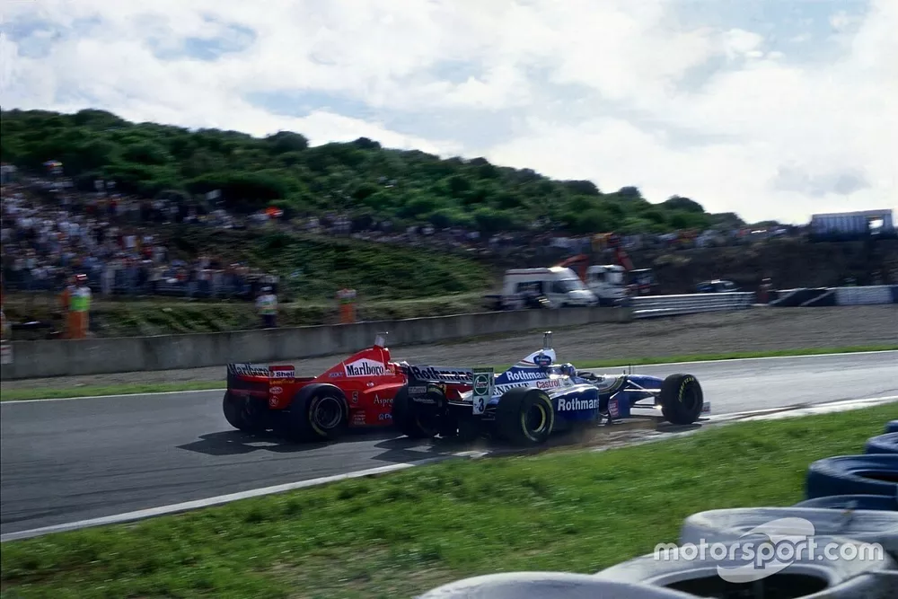 Michael Schumacher, Ferrari F310B y Jacques Villeneuve, Williams FW19 Renault en la Curva Dry Sack