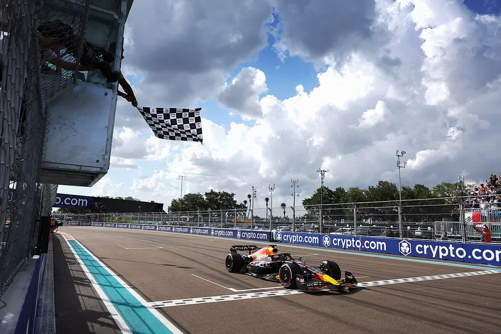 Max Verstappen, Red Bull Racing RB18, 1st position, takes the chequered flag