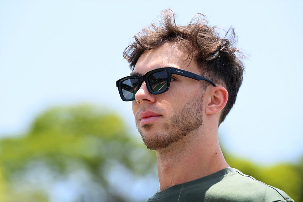 Pierre Gasly, Scuderia AlphaTauri, walks the track