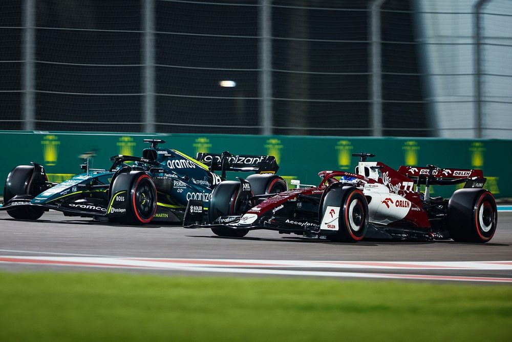 Lance Stroll, Aston Martin AMR22, Valtteri Bottas, Alfa Romeo F1 Team