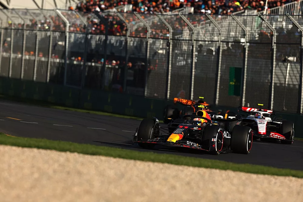 Sergio Perez, Red Bull Racing RB19, devant Nico Hulkenberg, Haas VF-23, et Lando Norris, McLaren MCL60