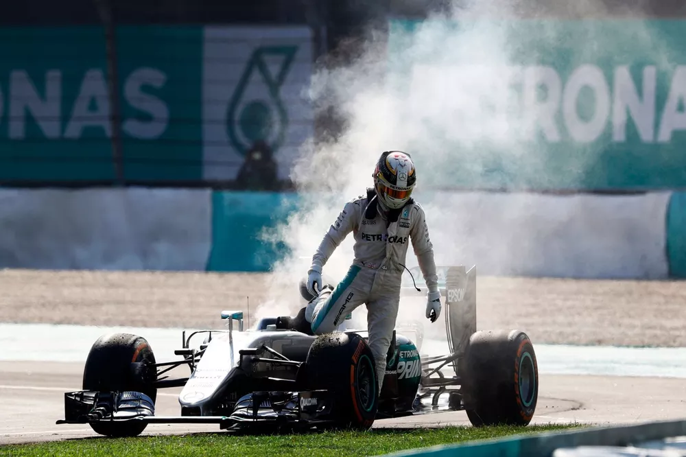 Lewis Hamilton, Mercedes AMG, se baja de su coche tras un fallo de motor que provoca su retirada