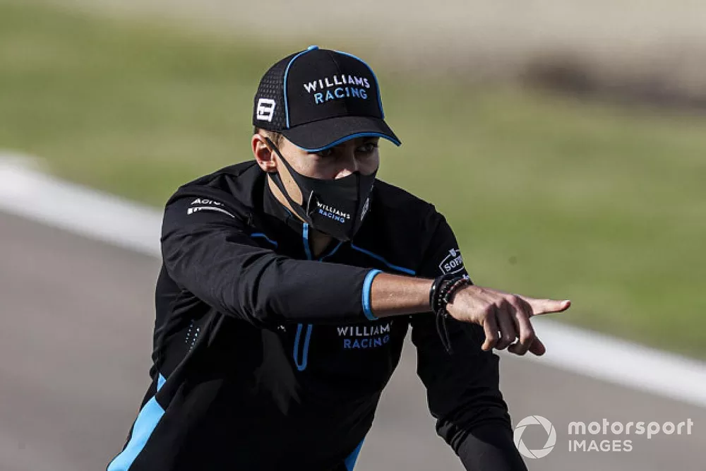 George Russell, Williams Racing, recorre la pista en bici