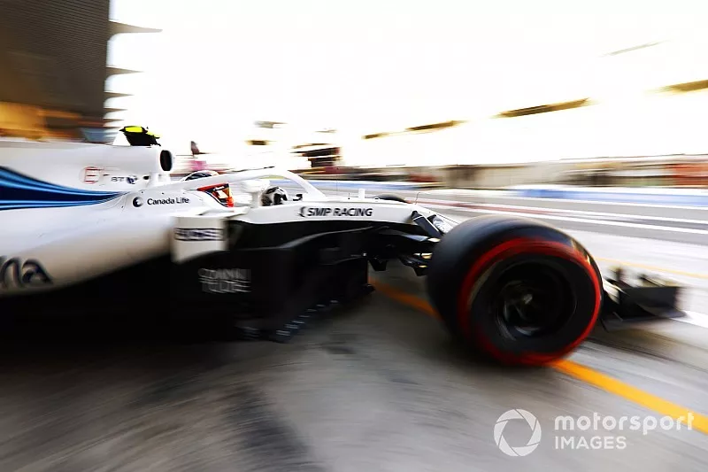 Robert Kubica, Williams FW41, leaves the garage