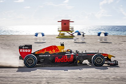 La increíble aventura de Verstappen con el Red Bull por Estados Unidos