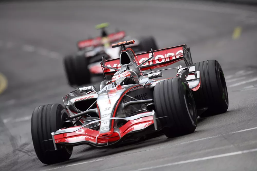 Fernando Alonso, McLaren MP4-22, devant Lewis Hamilton, McLaren MP4-22