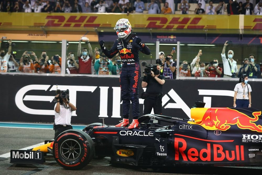 El campe&oacute;n Max Verstappen, Red Bull Racing, celebra en el Parc Ferme