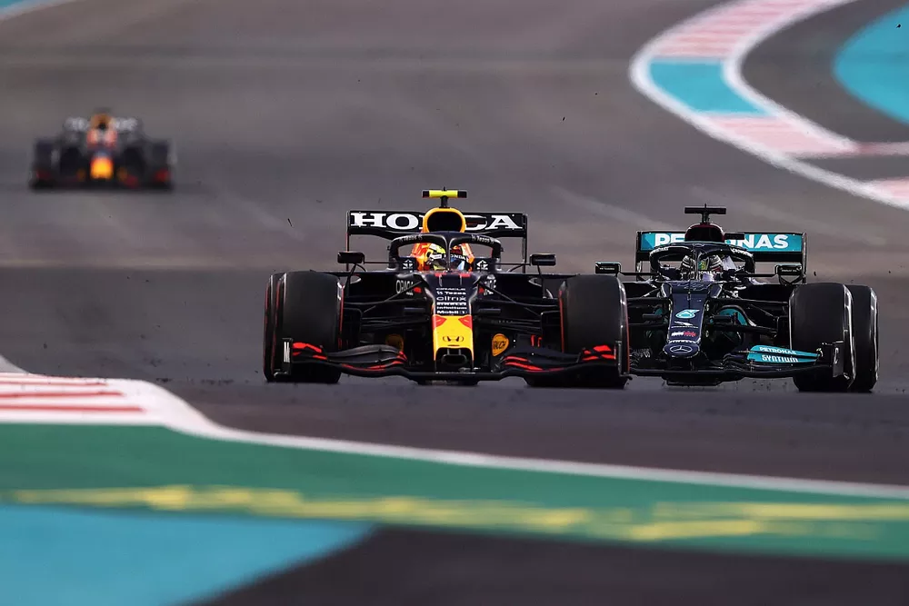 Sergio Perez, Red Bull Racing RB16B, Lewis Hamilton, Mercedes W12 gevecht om baanpositie met Max Verstappen, Red Bull Racing RB16B