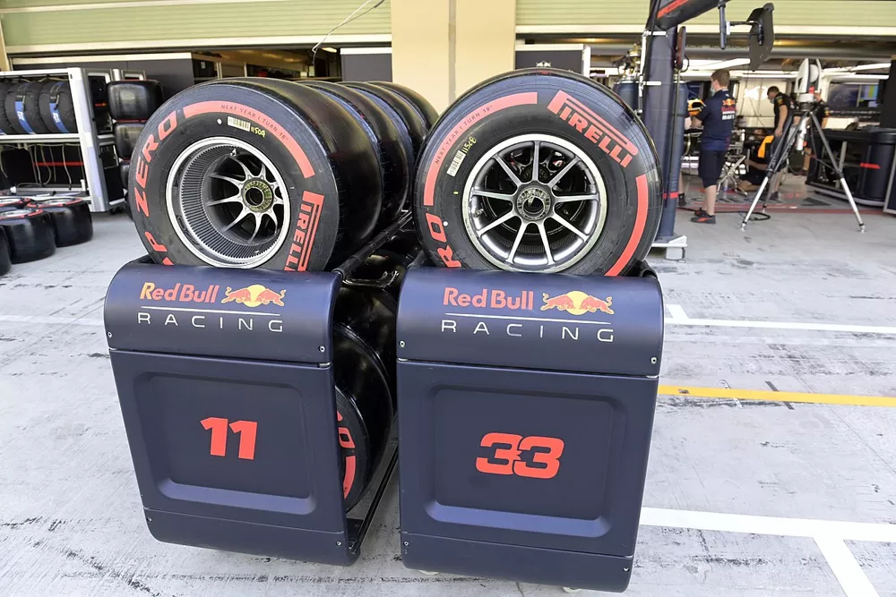 Pneumatici Pirelli in pit lane