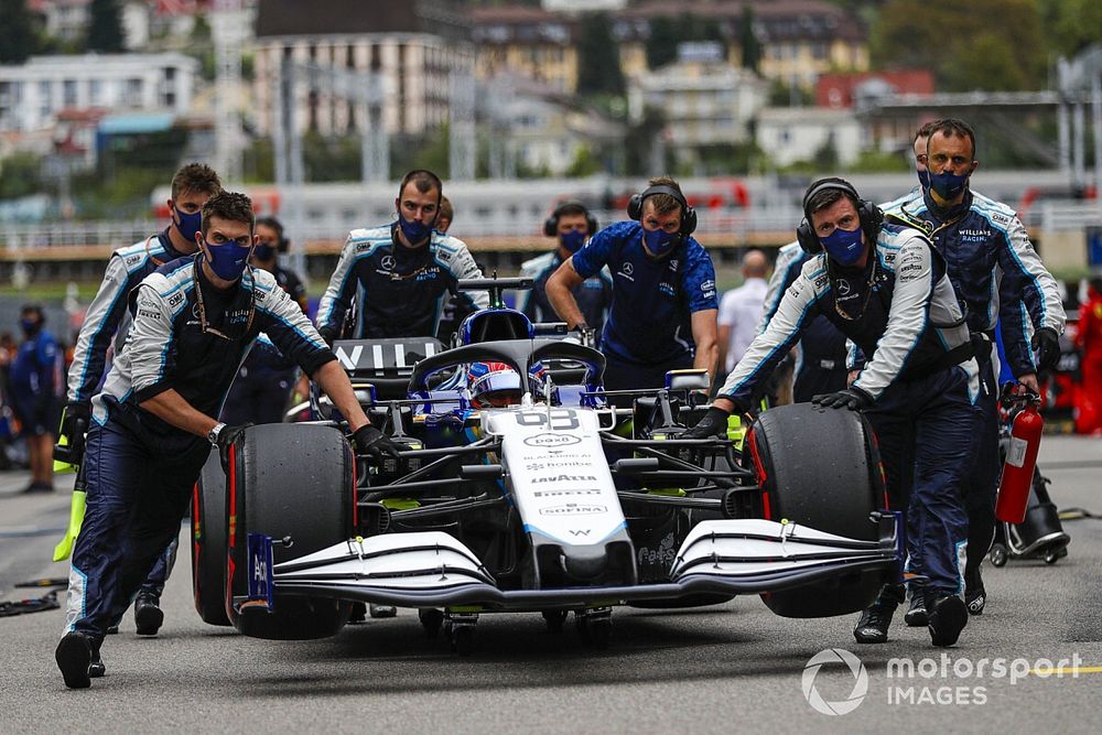 George Russell, Williams FW43B, arrives on the grid