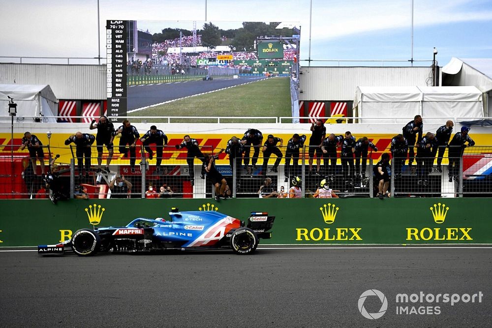 Esteban Ocon, Alpine A521, 1st position, takes victory to the delight of his team on the pit wall