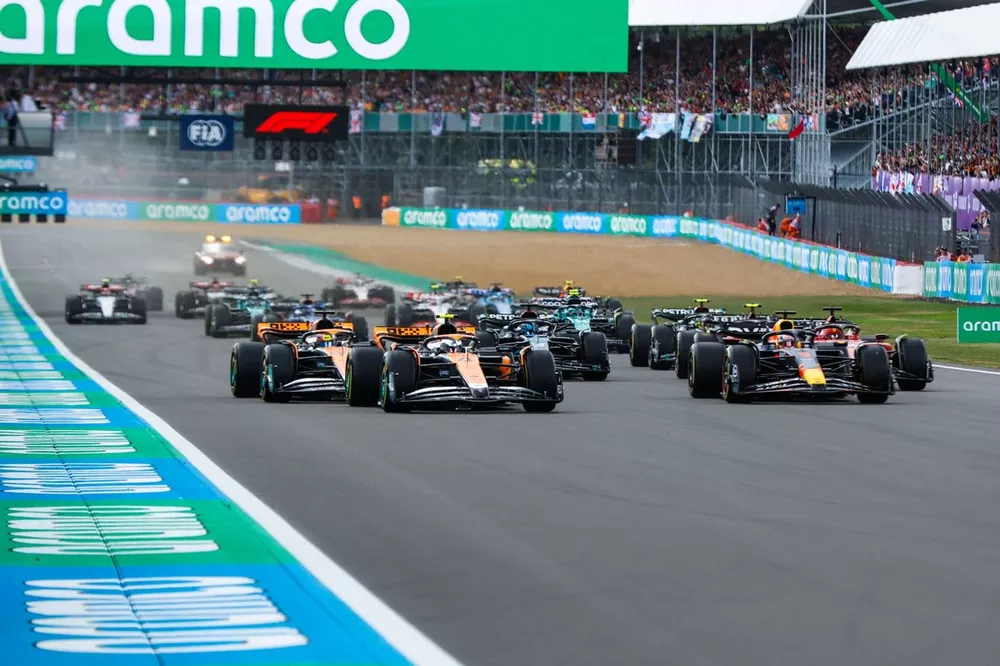 Max Verstappen, Red Bull Racing RB19, Lando Norris, McLaren MCL60, Oscar Piastri, McLaren MCL60, Charles Leclerc, Ferrari SF-23, Carlos Sainz, Ferrari SF-23, George Russell, Mercedes F1 W14, the rest of the field at the start