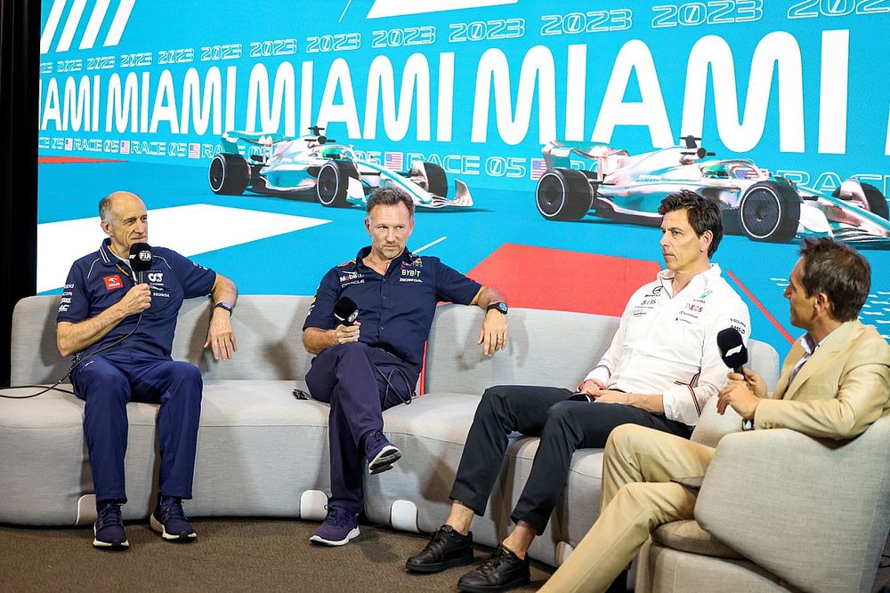 Franz Tost, director del equipo, Scuderia AlphaTauri, Christian Horner, director del equipo, Red Bull Racing, Toto Wolff, director del equipo y CEO, Mercedes-AMG, en la rueda de prensa de los directores de equipo.