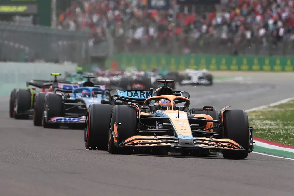 Daniel Ricciardo, McLaren MCL36, Fernando Alonso, Alpine A522
