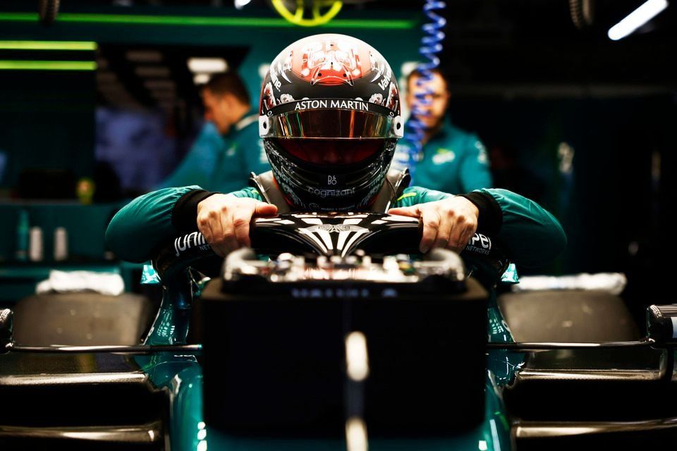 Fernando Alonso, da Aston Martin F1 Team, entra no carro antes da primeira sess&atilde;o de treinos livres