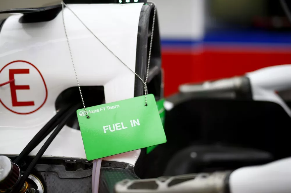il cartello che indica che l'auto &egrave; gi&agrave; stata rifornita con il carburante