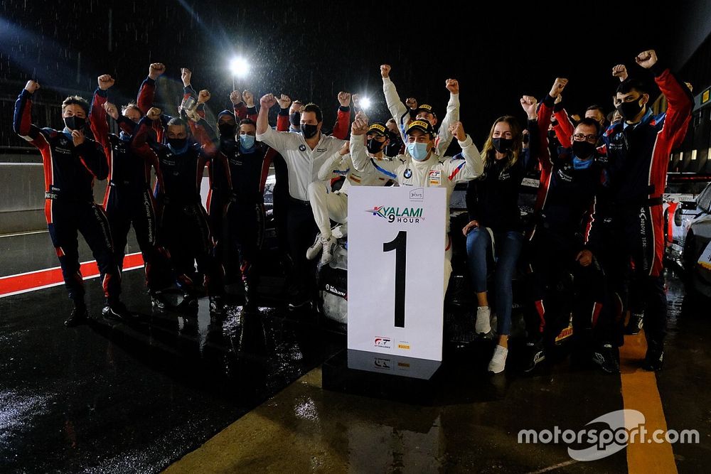 Winner #34 Walkenhorst Motorsport BMW M6 GT3: Augusto Farfus, Nicky Catsburg, Sheldon van der Linde with the team