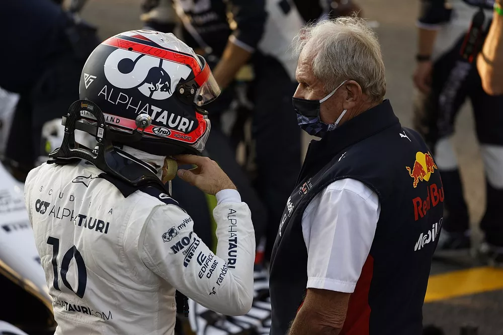 Pierre Gasly, AlphaTauri, and Helmut Marko, Consultant, Red Bull Racing