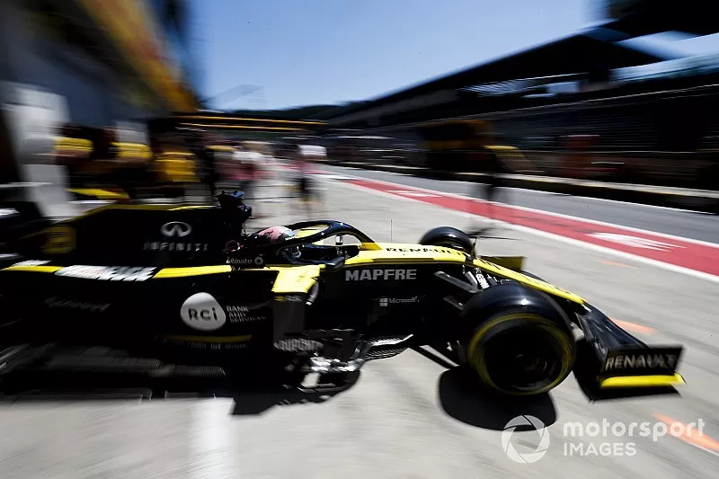 Daniel Ricciardo, Renault F1 Team R.S.19, leaves the garage
