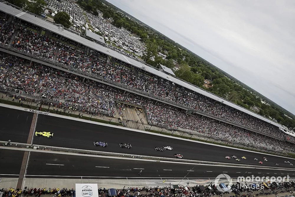 Simon Pagenaud, Team Penske Chevrolet leads at the start
