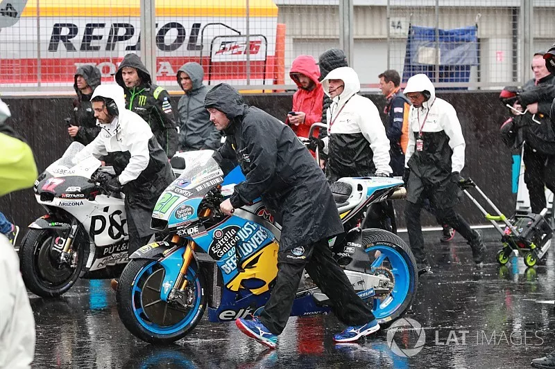 La grille de départ sous la pluie