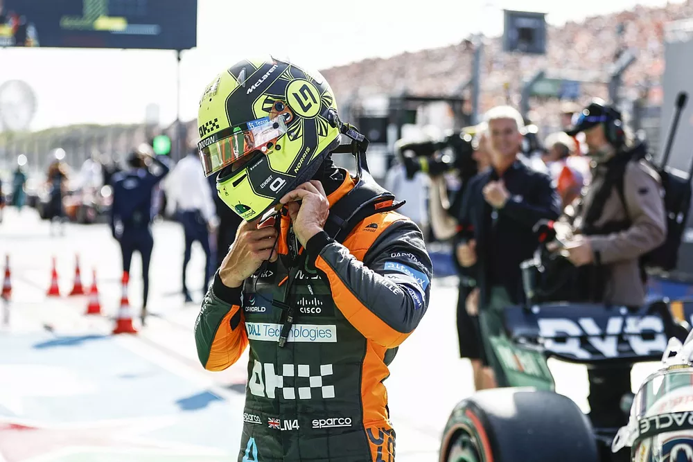 Lando Norris, McLaren, dans le parc ferm&eacute;