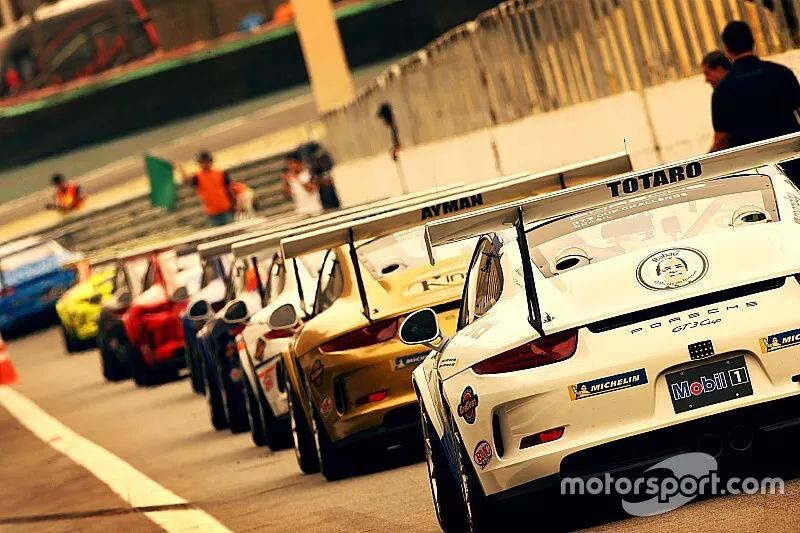 Alinhamento de carros da Porsche Cup Brasil
