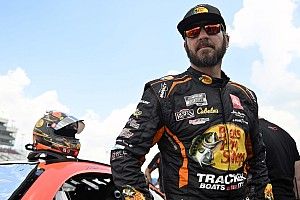Truex vence a Elliott por la pole en New Hampshire