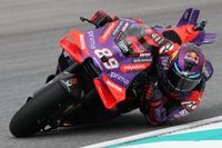 Jorge Martín acaricia el título de MotoGP tras una caída de Bagnaia