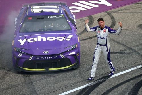 Nascar Cup: Hamlin logra una dram&aacute;tica victoria en Michigan