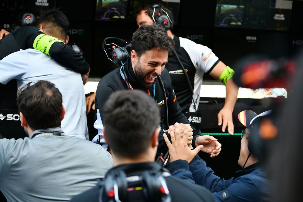 Adri&aacute;n Campos Jr, director de Campos Racing, celebra con el equipo