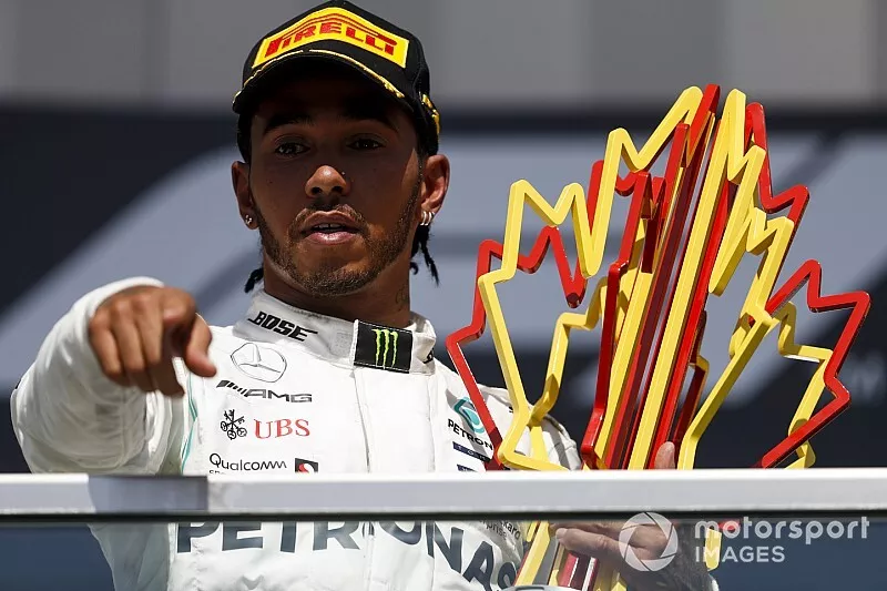 Lewis Hamilton, Mercedes AMG F1 fête sa victoire avec son trophée