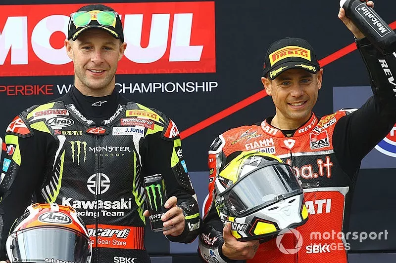 Podium :  le vainqueur de la course 1, Jonathan Rea, Kawasaki Racing Team, le second Tom Sykes, BMW Motorrad WorldSBK Team, et le troisi&egrave;me Alvaro Bautista, Aruba.it Racing-Ducati Team