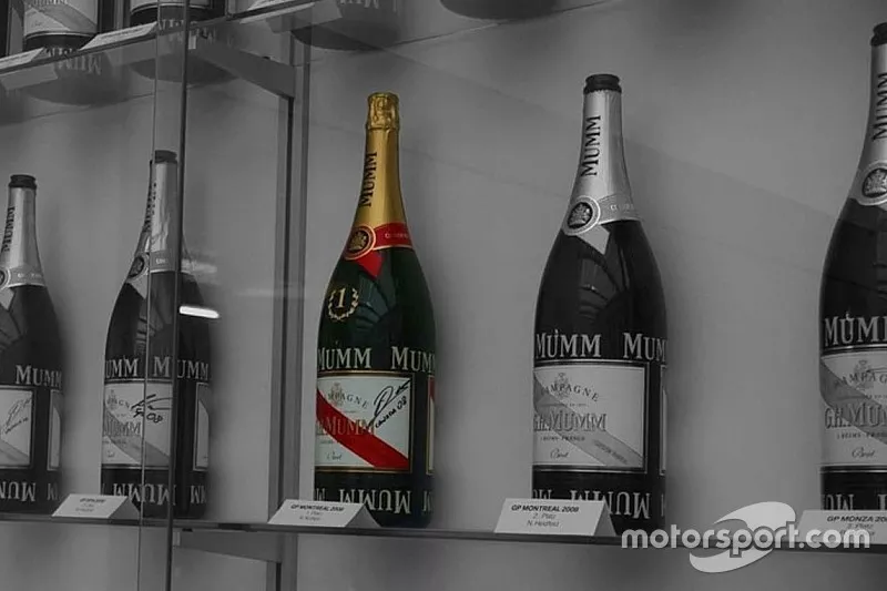 Las botellas de los 27 podios de Alfa Romeo