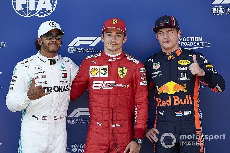 Los tres primeros clasificados: Segundo Lewis Hamilton, Mercedes AMG F1 y el ganador de la pole Charles Leclerc, Ferrari y tercero Max Verstappen, Red Bull Racing