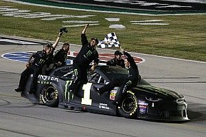 Kyle Larson termin&oacute; "feliz" por ayudar al triunfo de Kurt Busch