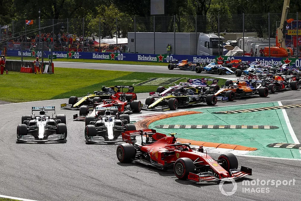 Charles Leclerc, Ferrari SF90, Lewis Hamilton, Mercedes AMG F1 W10 and Valtteri Bottas, Mercedes AMG W10 al inicio

