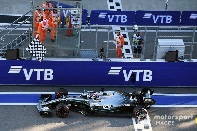 Lewis Hamilton, Mercedes AMG F1 W10, 1ª posición, toma la bandera a cuadros