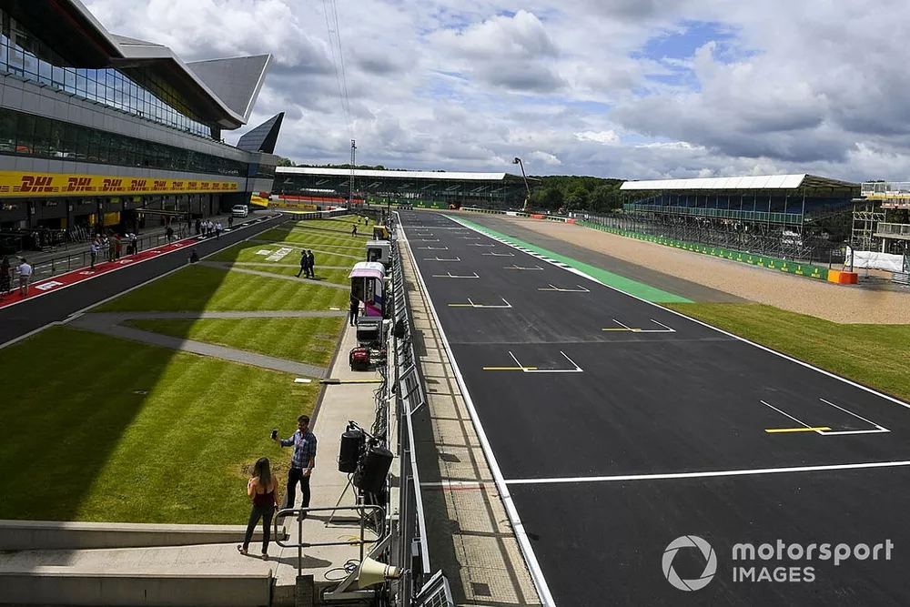 Nueva superficie de pista en la recta principal