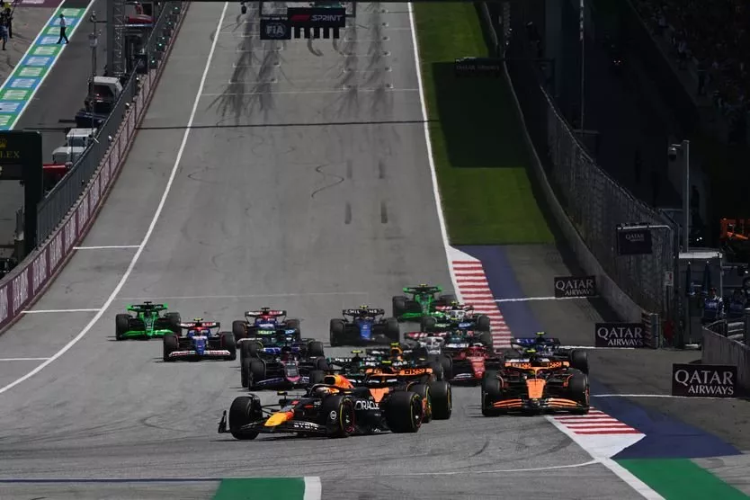 Max Verstappen, Red Bull Racing RB20, Lando Norris, McLaren MCL38, Oscar Piastri, McLaren MCL38