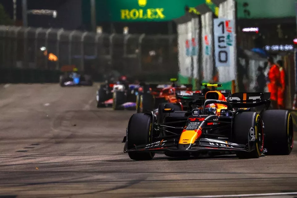 Sergio Perez, Red Bull Racing RB20, Yuki Tsunoda, RB F1 Team VCARB 01, Carlos Sainz, Ferrari SF-24