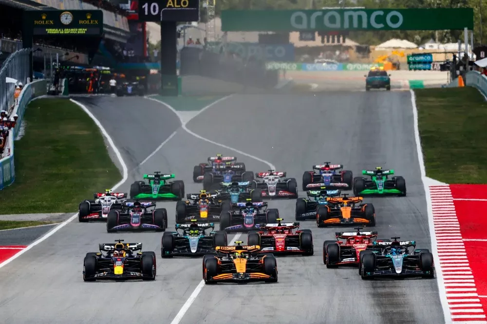 Arrancada: Lando Norris, McLaren MCL38, George Russell, Mercedes F1 W15, Max Verstappen, Red Bull Racing RB20