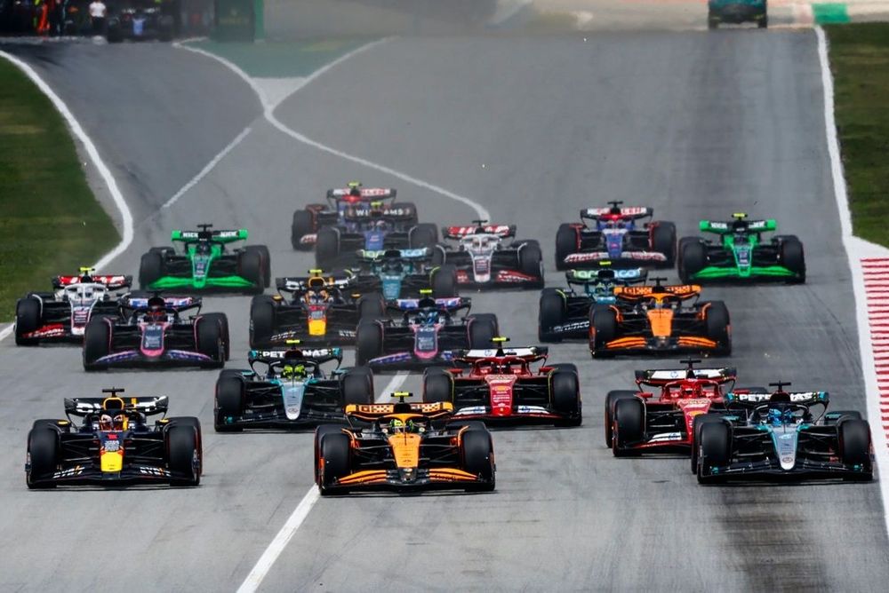 Lando Norris, McLaren MCL38, George Russell, Mercedes F1 W15, Max Verstappen, Red Bull Racing RB20, Charles Leclerc, Ferrari SF-24, Carlos Sainz, Ferrari SF-24, Lewis Hamilton, Mercedes F1 W15, the rest of the field at the start